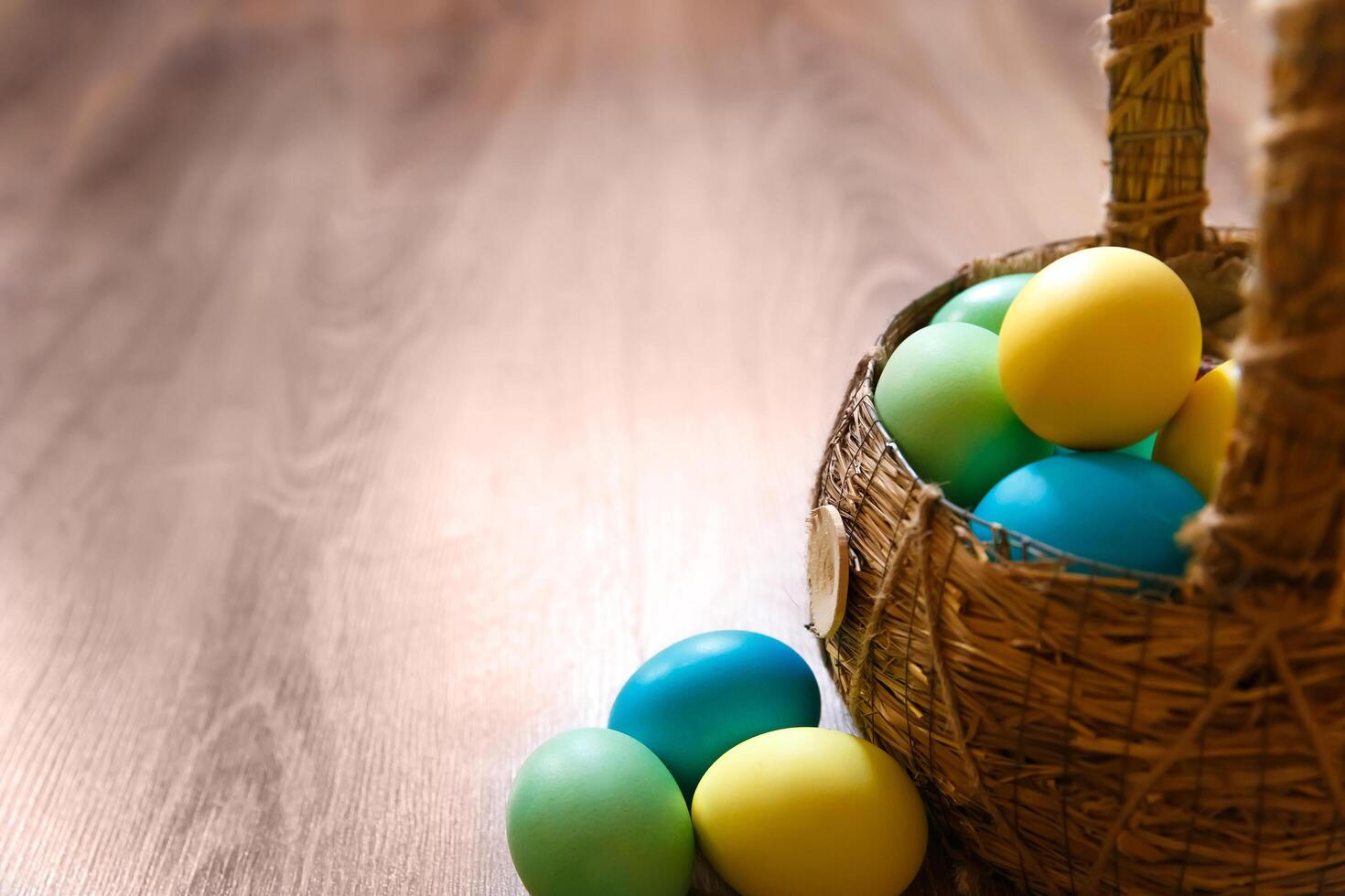 dipingere uova per Pasqua, luminosa Pasqua vacanza, bambini dipingere uova, colorato uova nel un' cestino, colorato uova su un' In piedi, vacanza sfondo foto