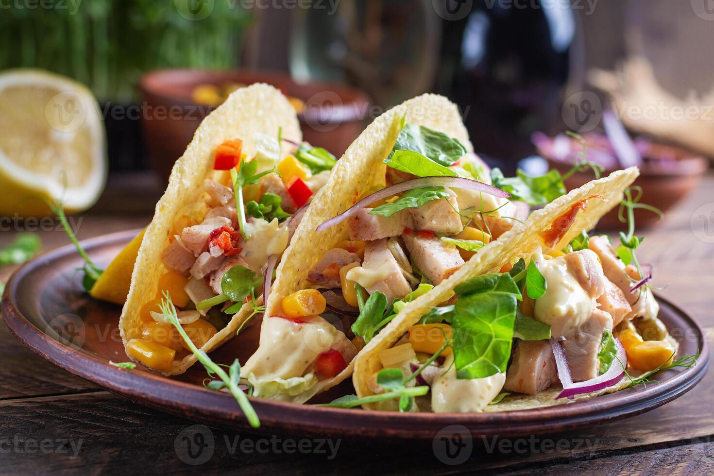 messicano tacos con pollo carne, Mais e salsa. salutare tacos. dieta menù. messicano taco. foto