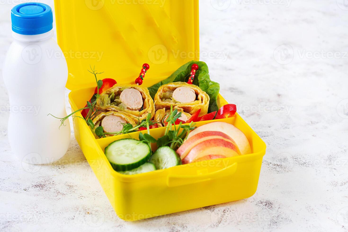 scuola pranzo scatola con salsiccia rotolo nel frittata con lavash. sacco per il pranzo. cheto il pranzo. foto