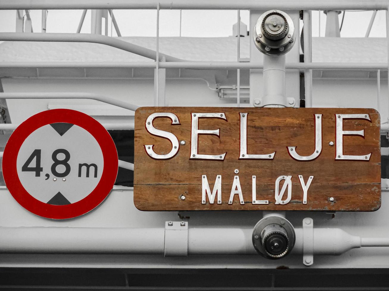 Segni di selje maloy e simboli di avvertimento sul fiordo1 in norvegia. foto