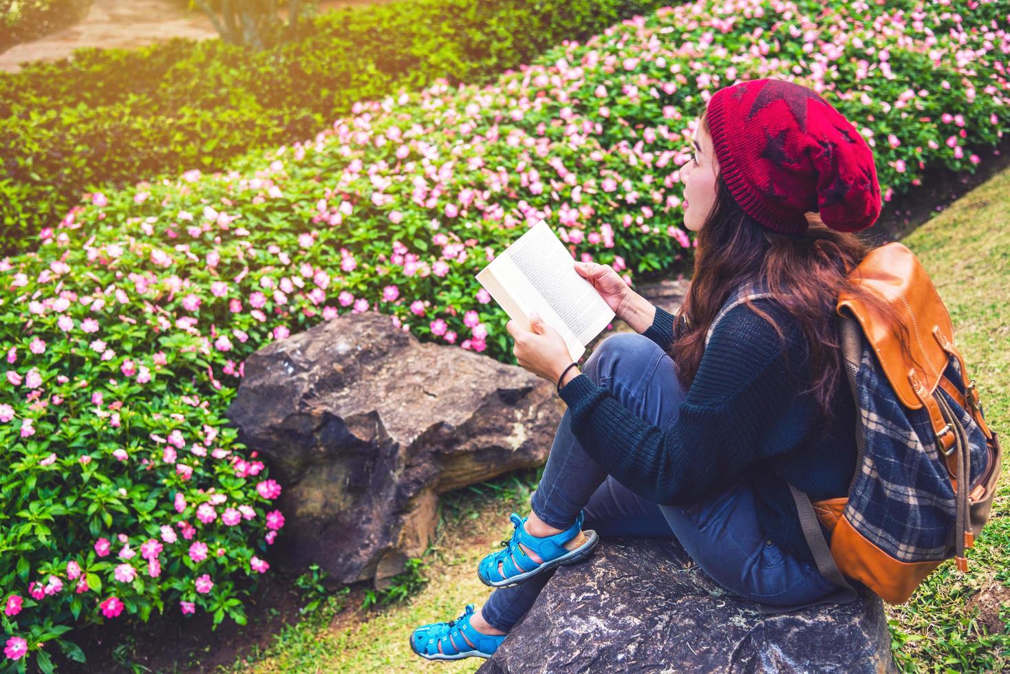 donna viaggio natura nel giardino fiorito. rilassati seduto sulle rocce e leggendo libri in mezzo alla natura nel parco nazionale doi inthanon. foto