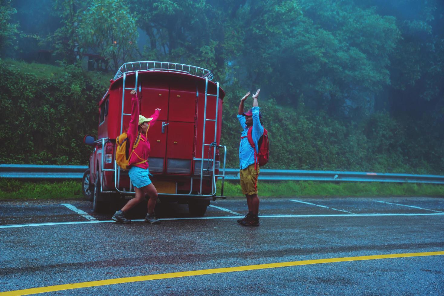 amante uomo asiatico e donne asiatiche viaggiano nella natura. studio della natura nella foresta pluviale in mezzo alla nebbia rainyat. viaggiare in minibus a chiangmai in thailandia. foto