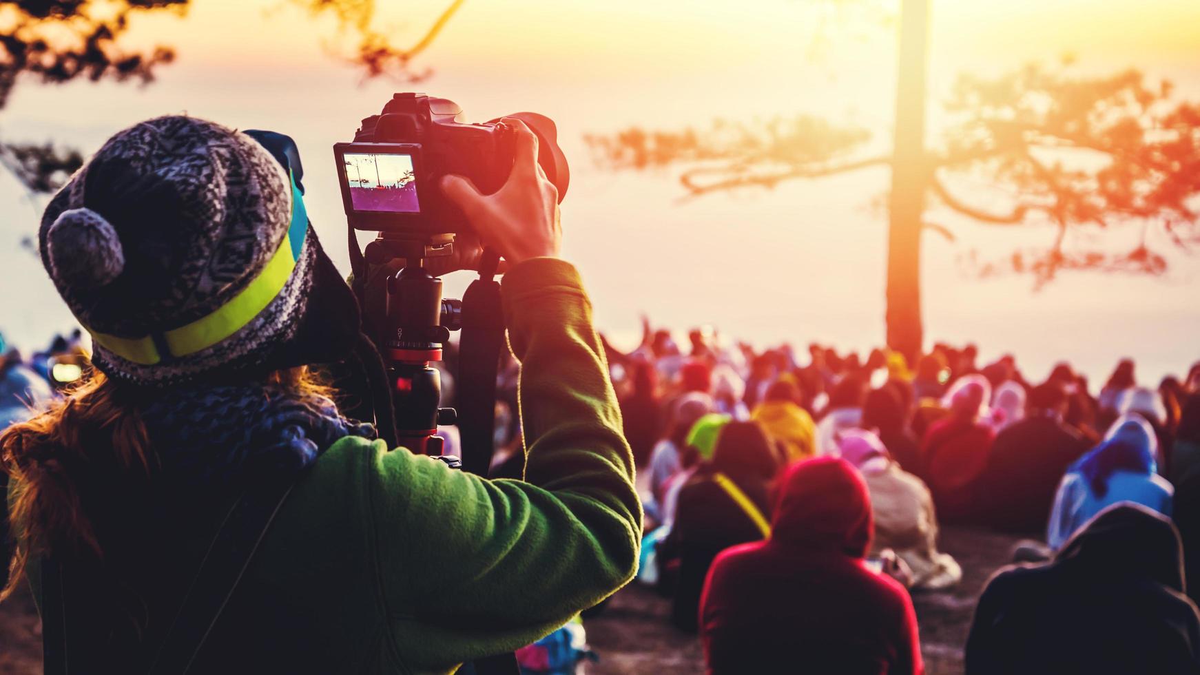 fotografo donne asiatiche in viaggio fotografia natura. viaggio relax in vacanza. fotografare l'alba del mattino tra la gente. Tailandia foto