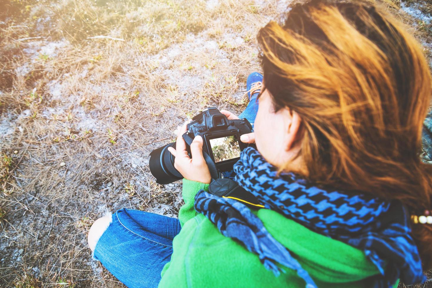 fotografo donne asiatiche in viaggio fotografia natura. viaggio relax in vacanza. siediti e riposa, guarda le foto a porte chiuse. Tailandia