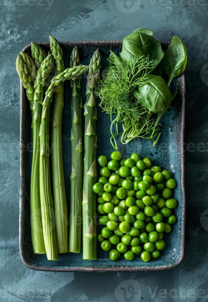 ai generato asparago verde piselli e aneto su piatto foto