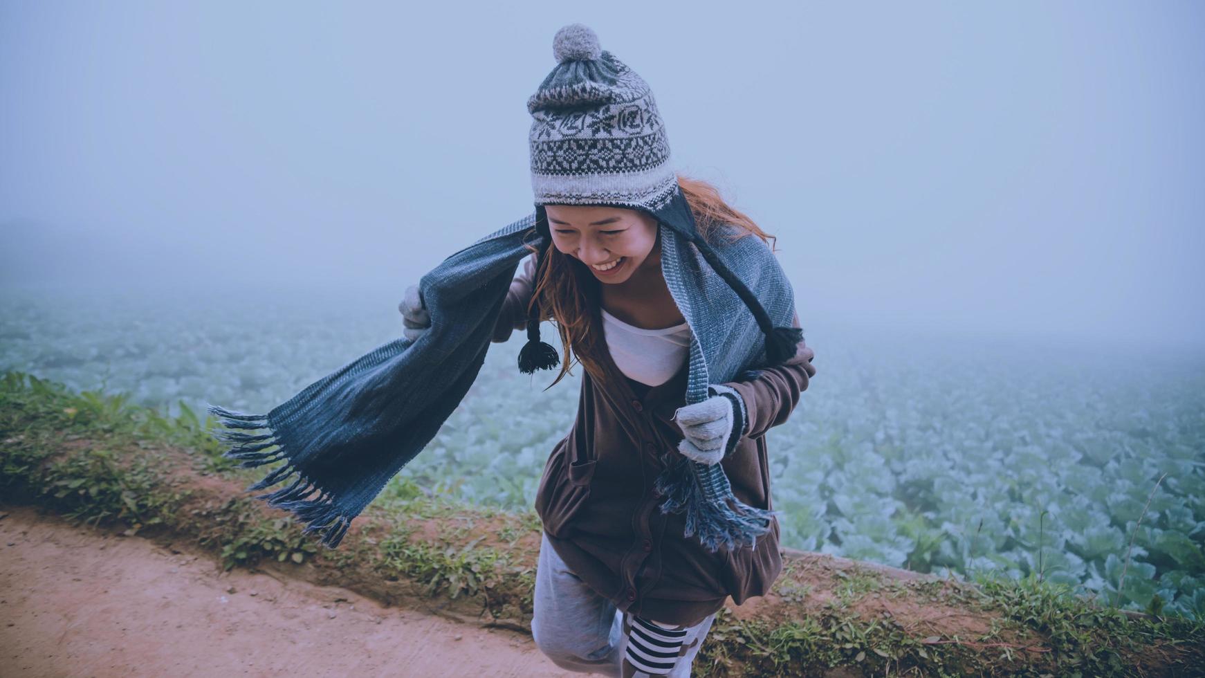 le donne asiatiche si rilassano durante le vacanze. felice di viaggiare in vacanza. durante l'inverno nebbioso foto