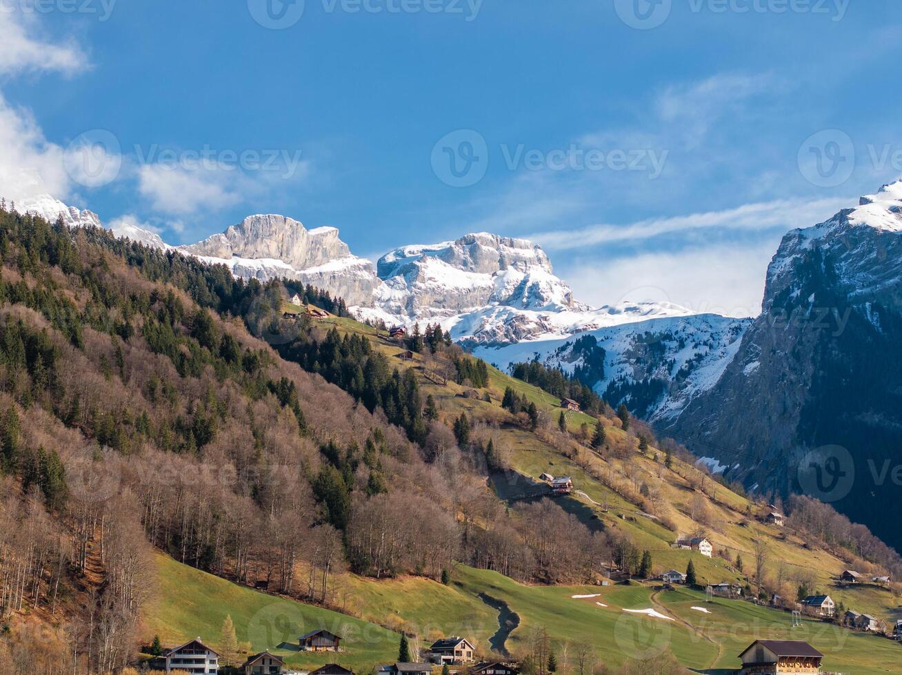 engelberg ricorrere, svizzero Alpi di stagione transizione con alpino chalet foto