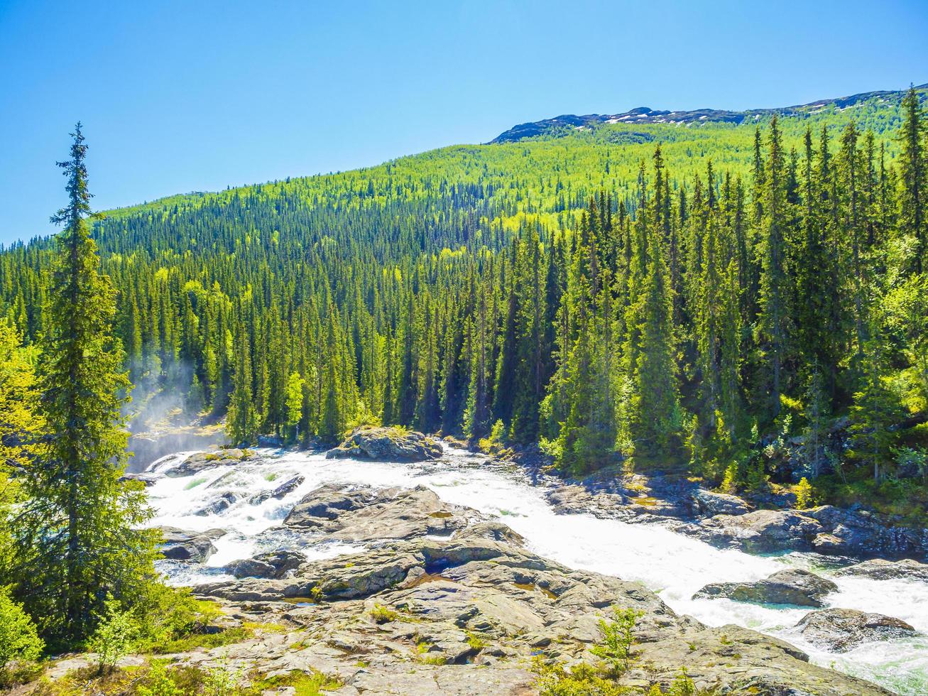 acqua di fiume che scorre veloce della bellissima cascata rjukandefossen hemsedal norvegia. foto