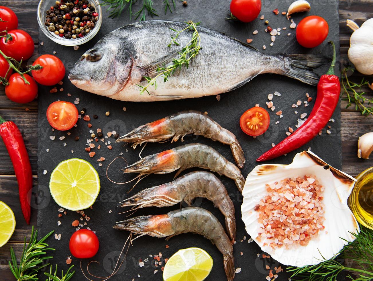 gamberi crudi freschi e pesce dorado foto