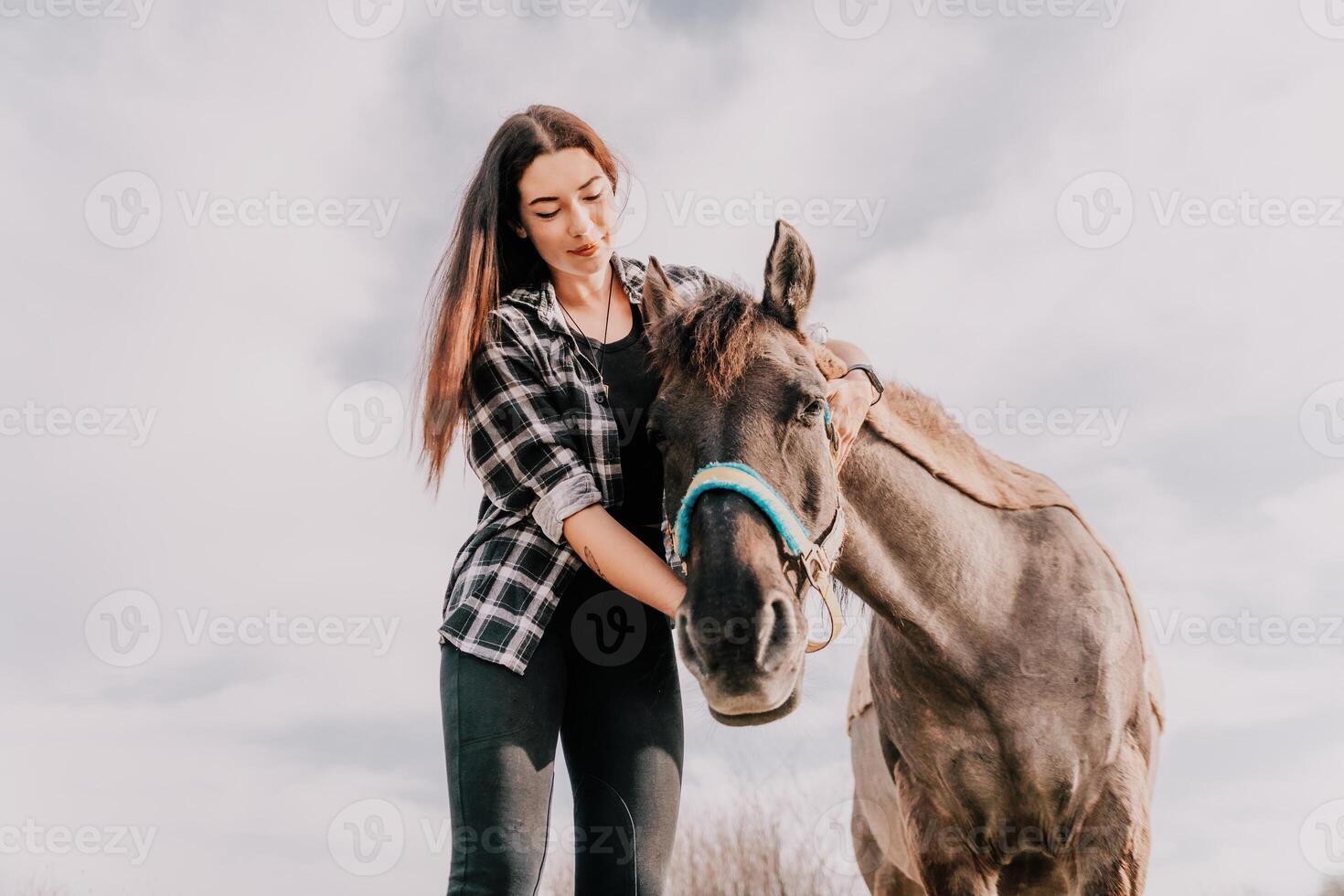 giovane contento donna con sua pony cavallo nel sera tramonto luce. all'aperto fotografia con moda modello ragazza. stile di vita umore. concetto di all'aperto cavalcare, gli sport e ricreazione. foto