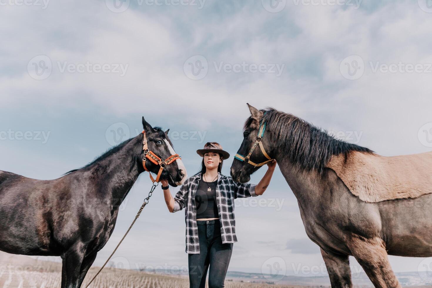 giovane contento donna nel cappello con sua cavallo nel sera tramonto luce. all'aperto fotografia con moda modello ragazza. stile di vita umore. concetto di all'aperto cavalcare, gli sport e ricreazione. foto