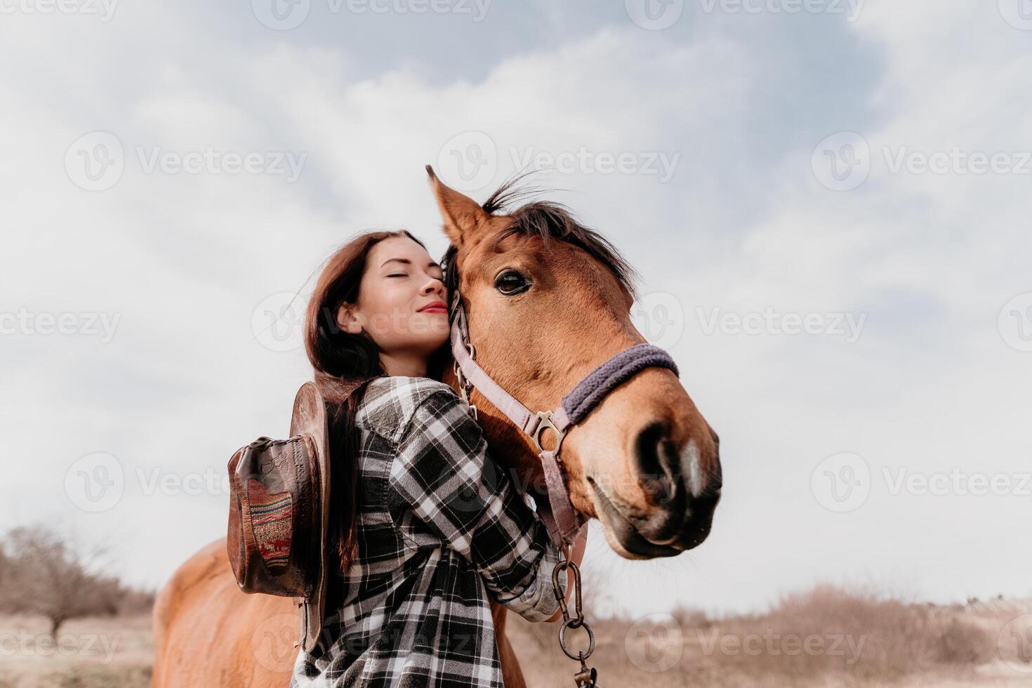 giovane contento donna nel cappello con sua cavallo nel sera tramonto luce. all'aperto fotografia con moda modello ragazza. stile di vita umore. concetto di all'aperto cavalcare, gli sport e ricreazione. foto