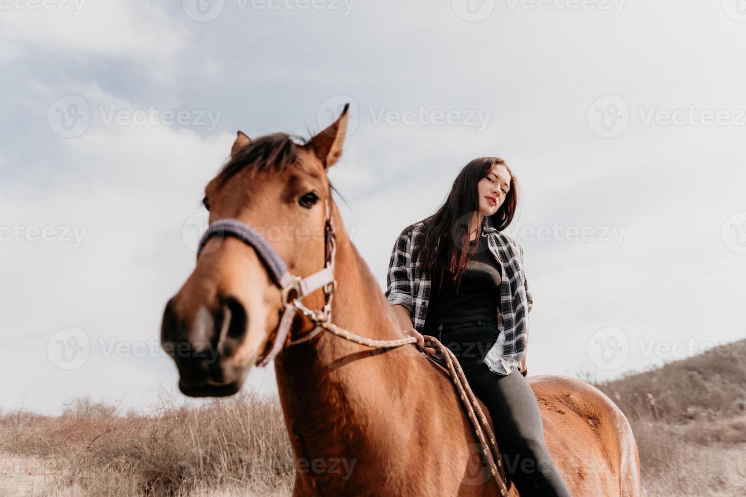 giovane contento donna nel cappello con sua cavallo nel sera tramonto luce. all'aperto fotografia con moda modello ragazza. stile di vita umore. concetto di all'aperto cavalcare, gli sport e ricreazione. foto