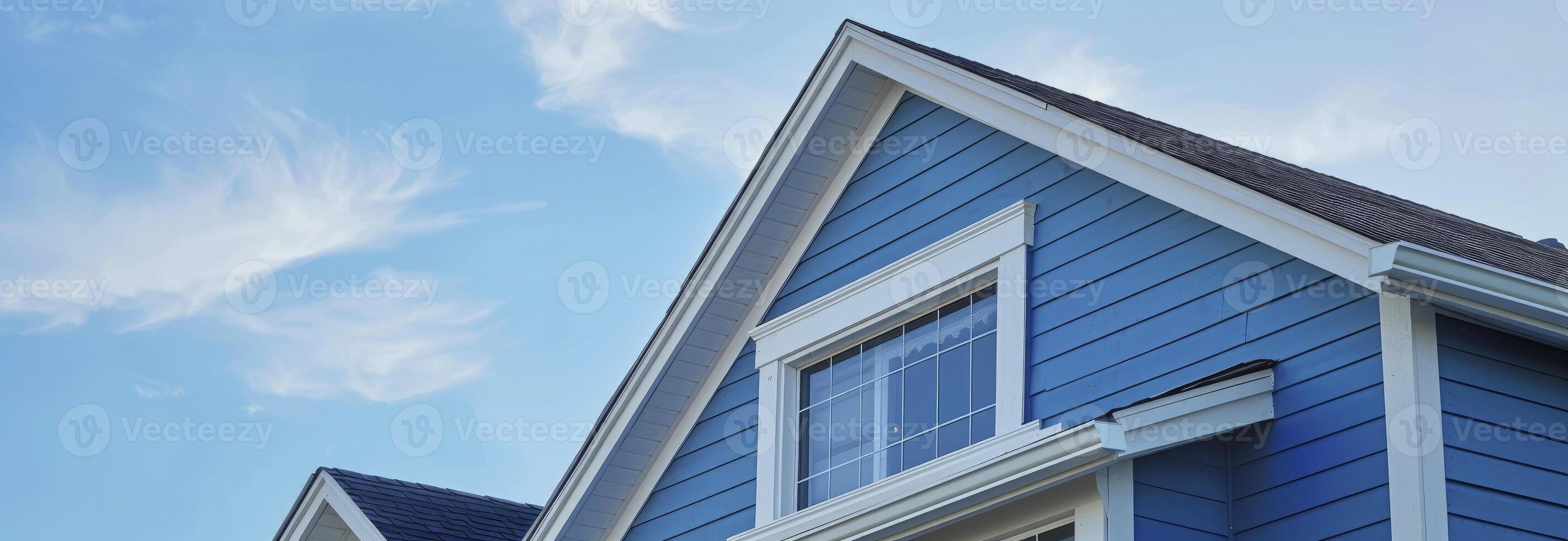 ai generato il superiore tetto e timpano su un' blu Casa con bianca ordinare, contro un' blu cielo sfondo. foto