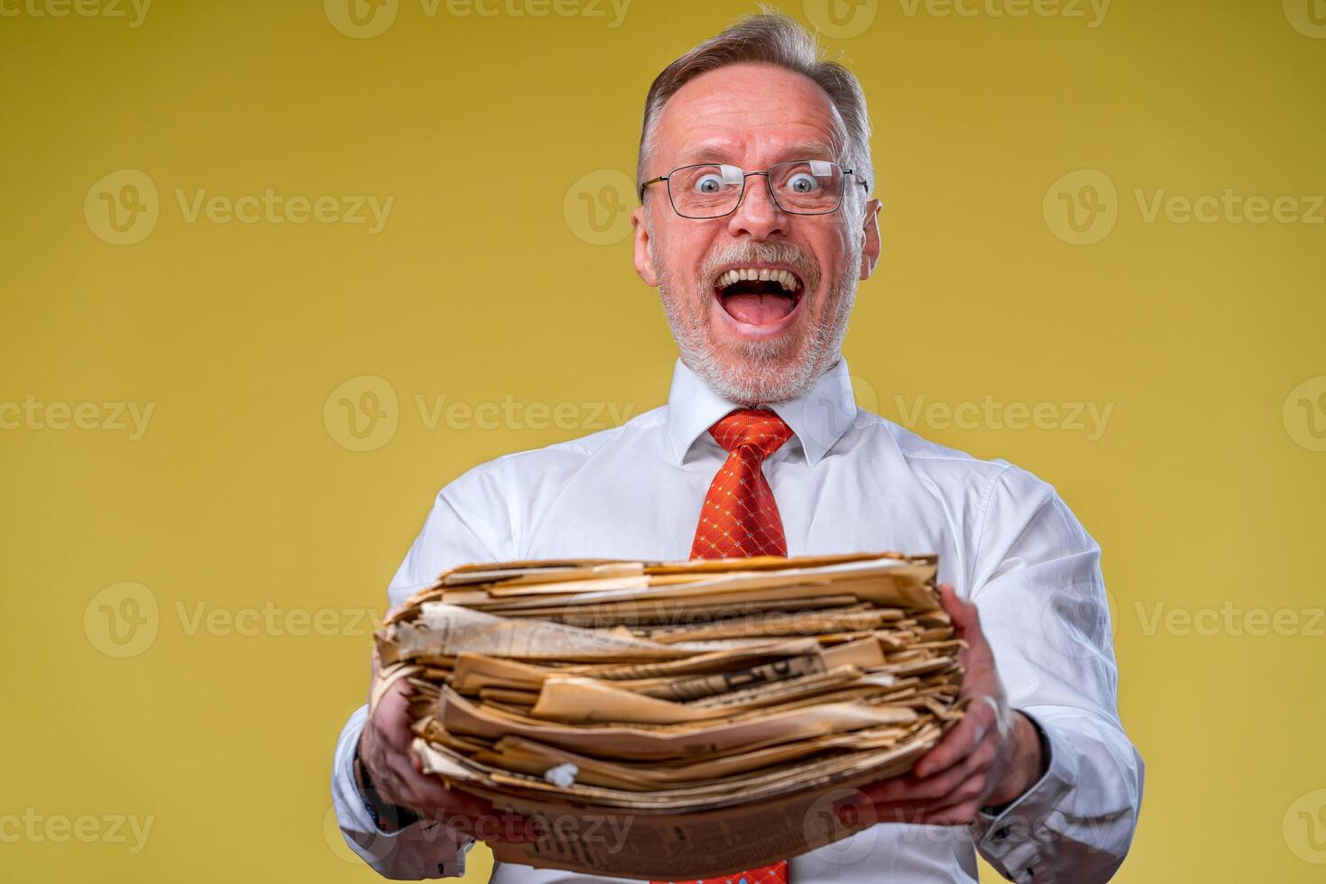 mucchio di documenti nel mani. anziano uomo holdind emorroidi di documenti carta opera. sorpreso di difficile mentale opera. foto