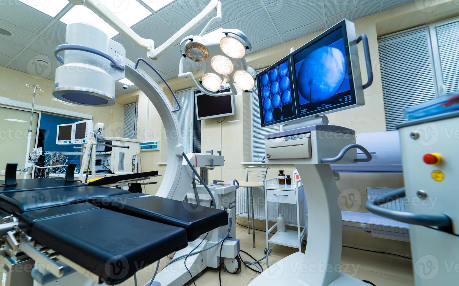 interno ospedale design concetto. interno di operativo camera nel moderno clinica. schermo con test avvicinamento foto