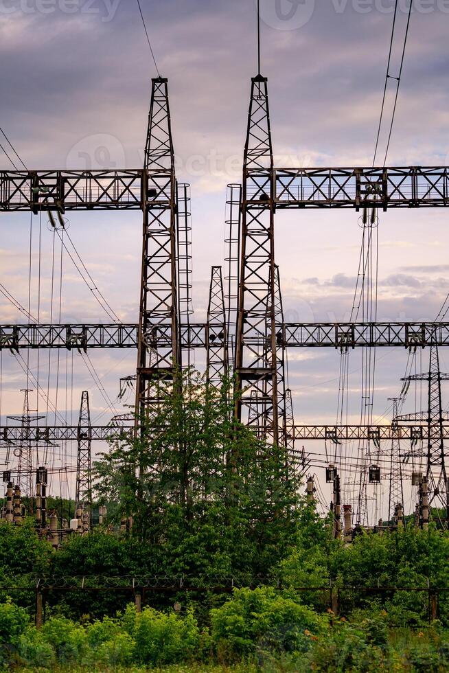 energia distribuzione Rete. elettricità piloni contro arancia e giallo tramonto. selettivo messa a fuoco. foto