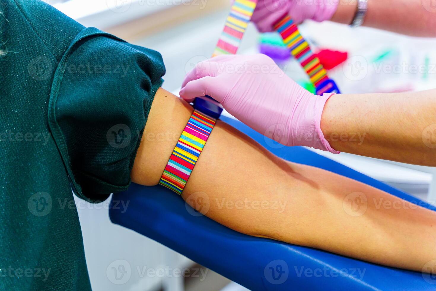 assunzione un' sangue campione nel laboratorio per futuro analisi. medico camera sfondo. foto