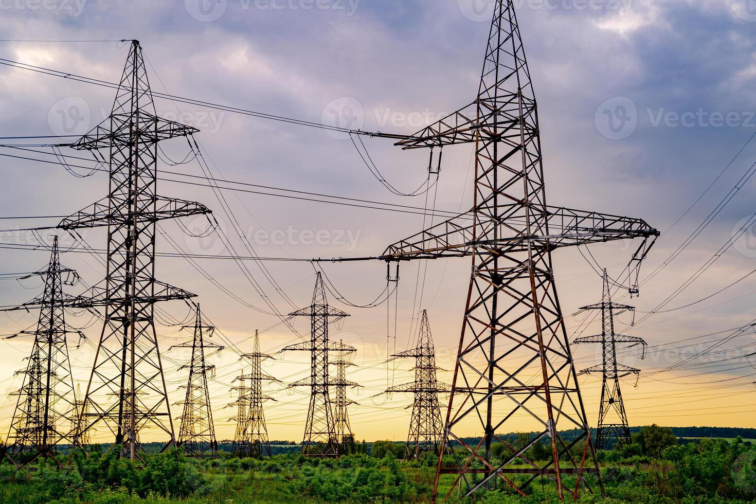 energia distribuzione Rete. elettricità piloni contro arancia e giallo tramonto. selettivo messa a fuoco. foto