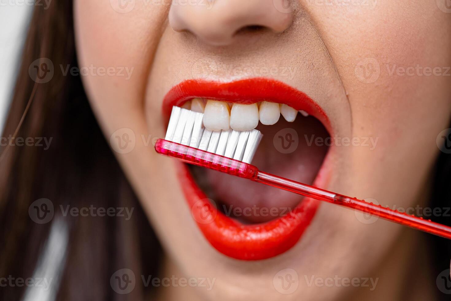 dentale concetto. giovane ragazza con rosso labbra spazzolatura denti con spazzolino. ritagliata foto. foto