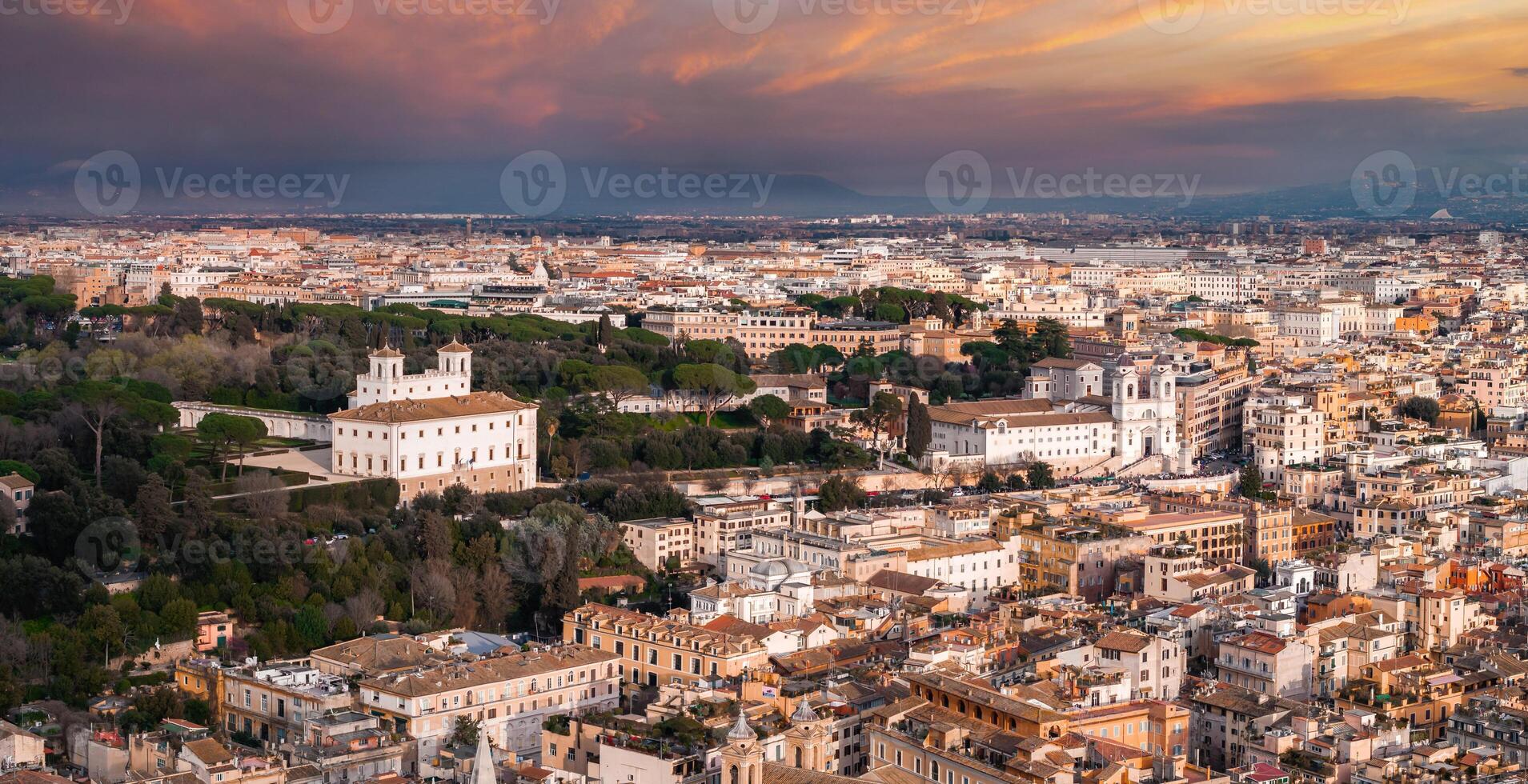 d'oro Alba o tramonto al di sopra di di roma storico e moderno città orizzonte foto