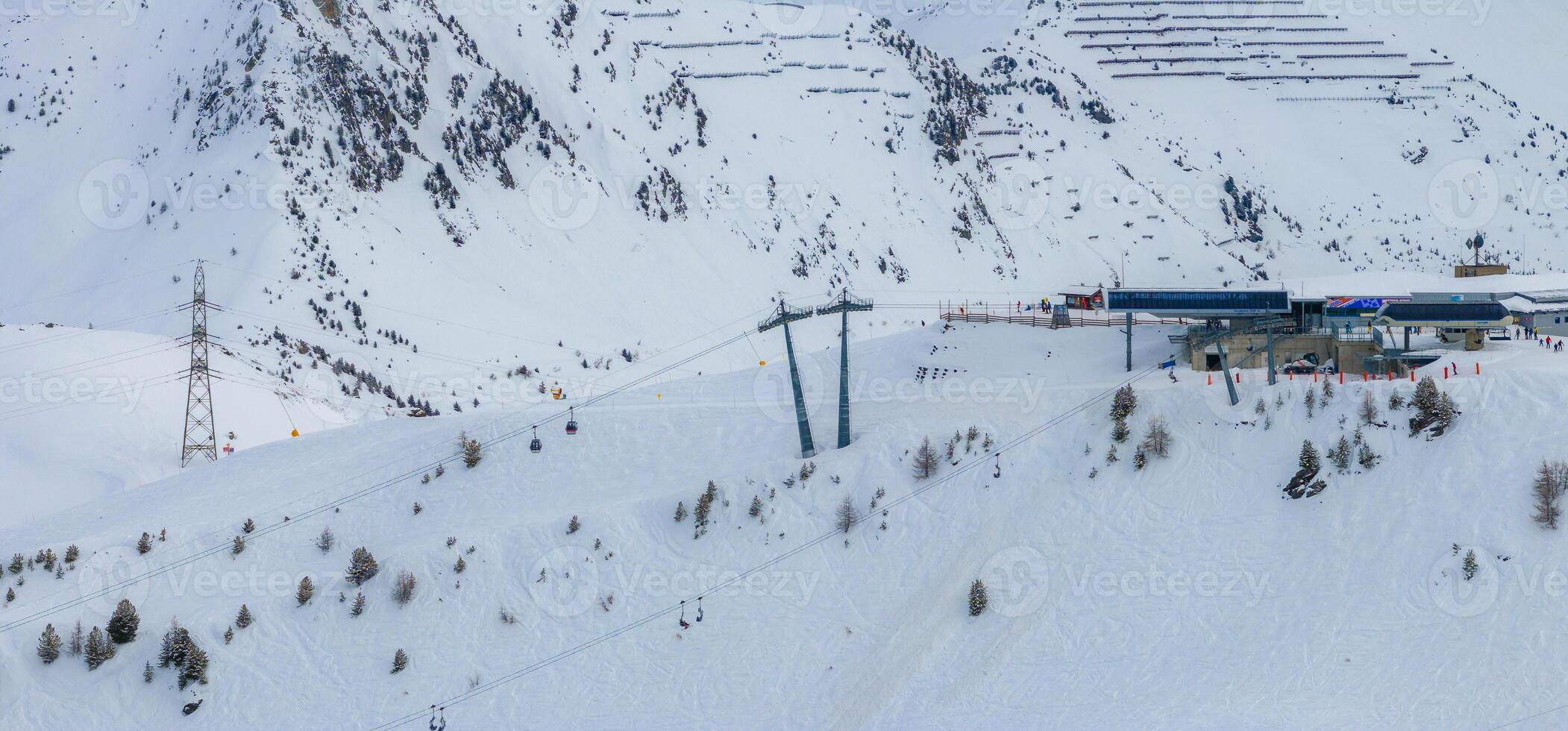 aereo Visualizza di sciare ascensori e versante a Verbier ricorrere, Svizzera foto