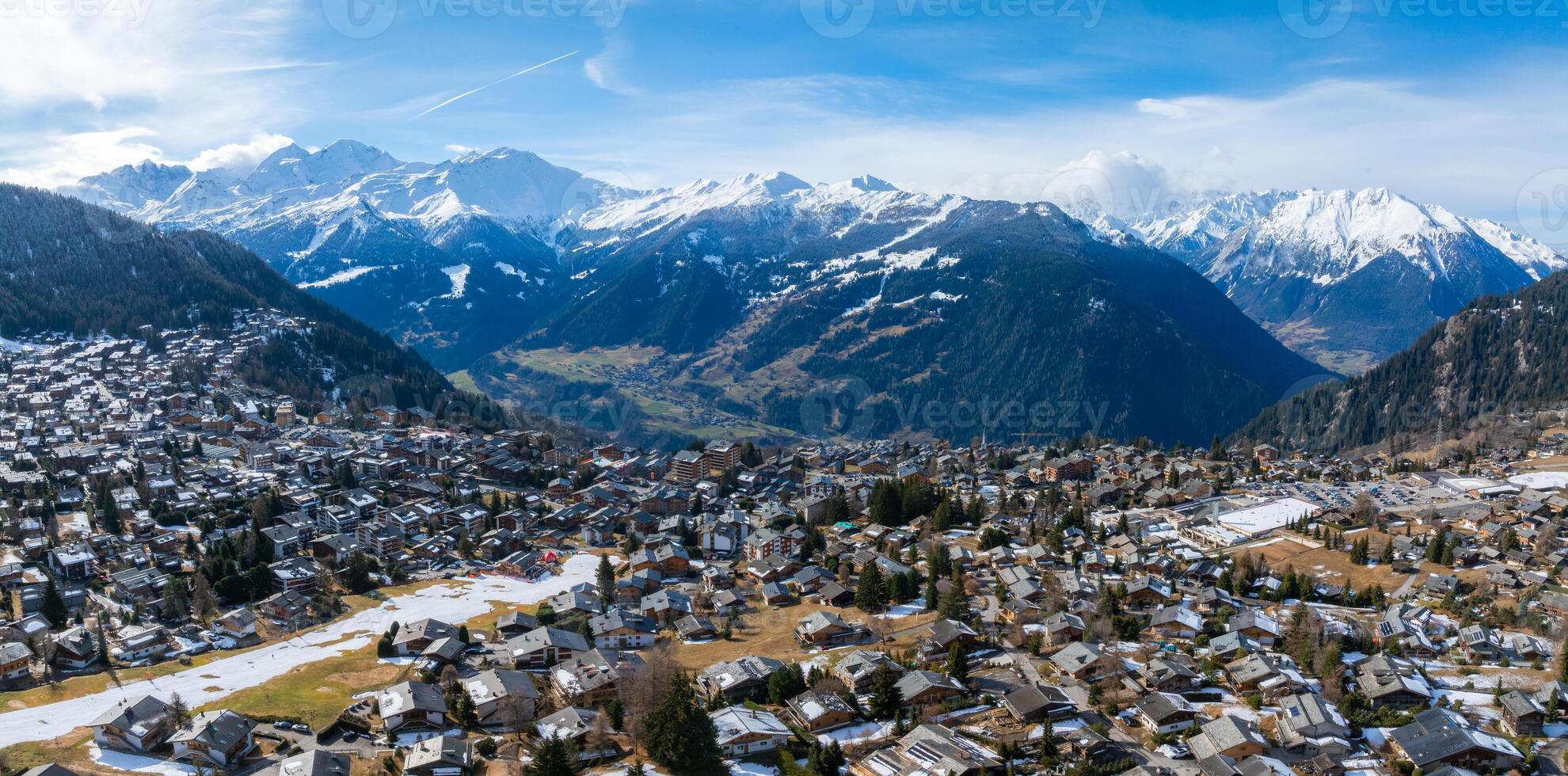 aereo panorama di verbier, Svizzera alpino cittadina nel stagione transizione foto