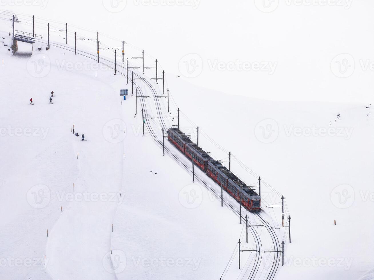 aereo Visualizza di treno e sciatori nel nevoso Zermatt, Svizzera paesaggio foto