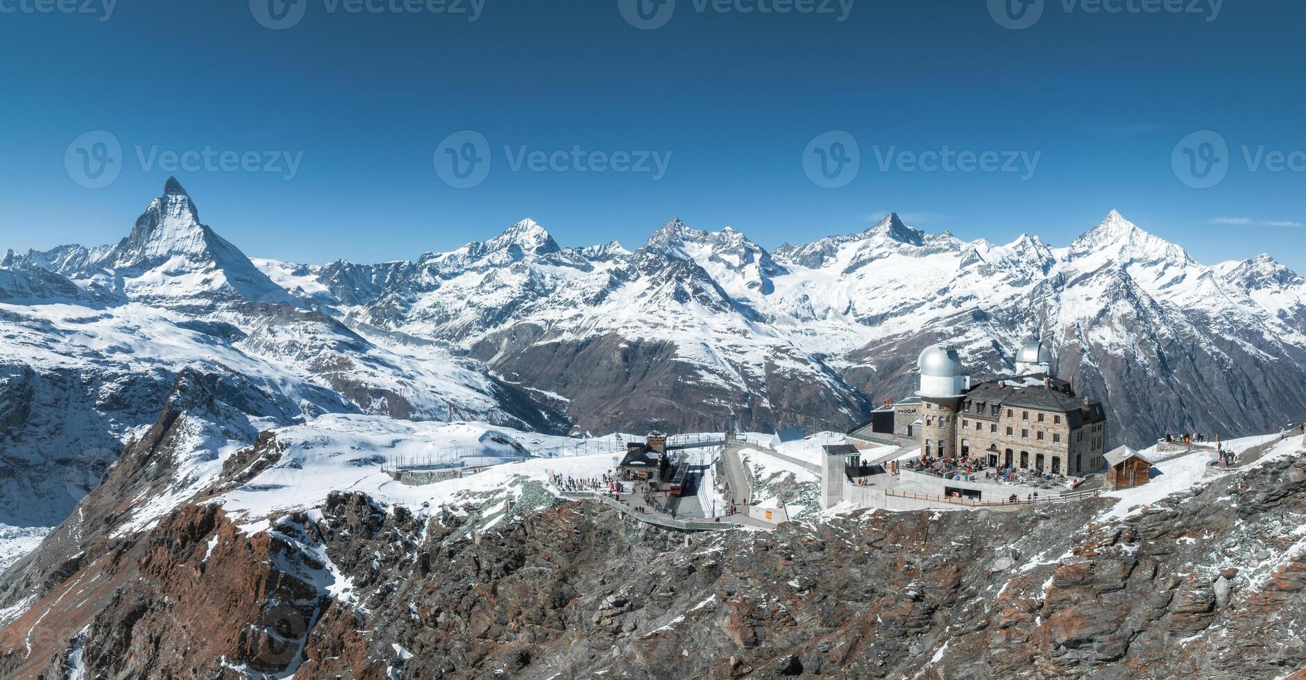 radicale panoramico Visualizza di Zermatt sciare ricorrere di il Cervino, svizzero Alpi. foto