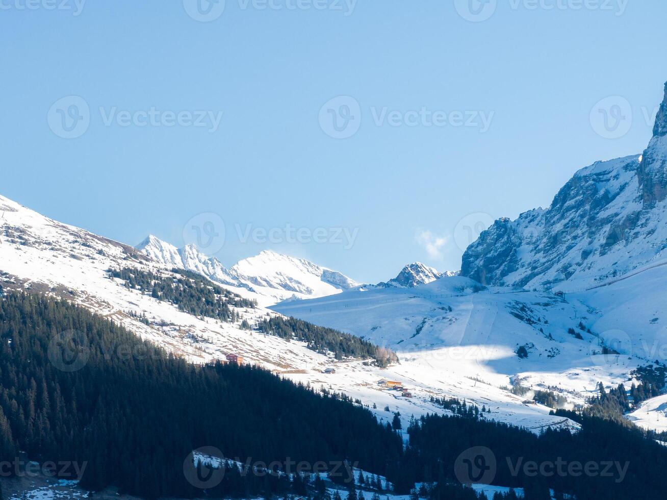 inverno Paese delle meraviglie nel Murren, Svizzera alpino villaggio e nevoso picchi foto