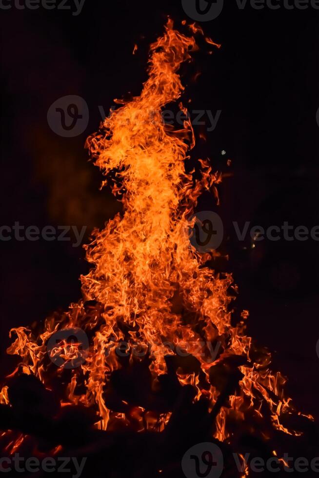 fiamme di fuoco su sfondo nero, fiamma di fuoco fiamma sfondo trama, magnificamente, il fuoco sta bruciando, fiamme di fuoco con legno e falò di sterco di vacca foto