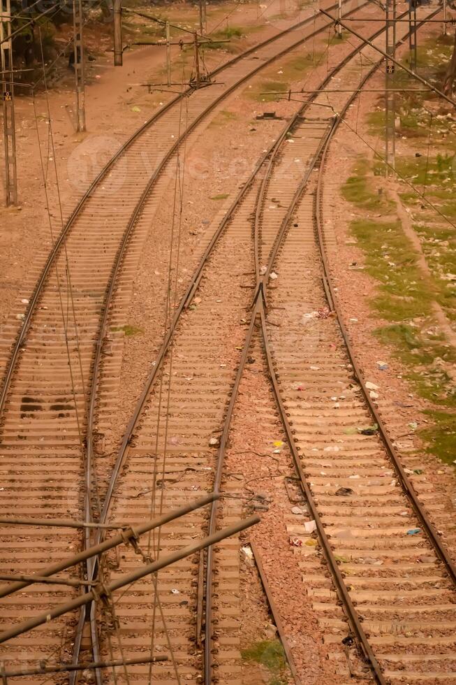 Visualizza di treno ferrovia brani a partire dal il mezzo durante giorno a kathgodam ferrovia stazione nel India, treno ferrovia traccia Visualizza, indiano ferrovia giunzione, pesante industria foto