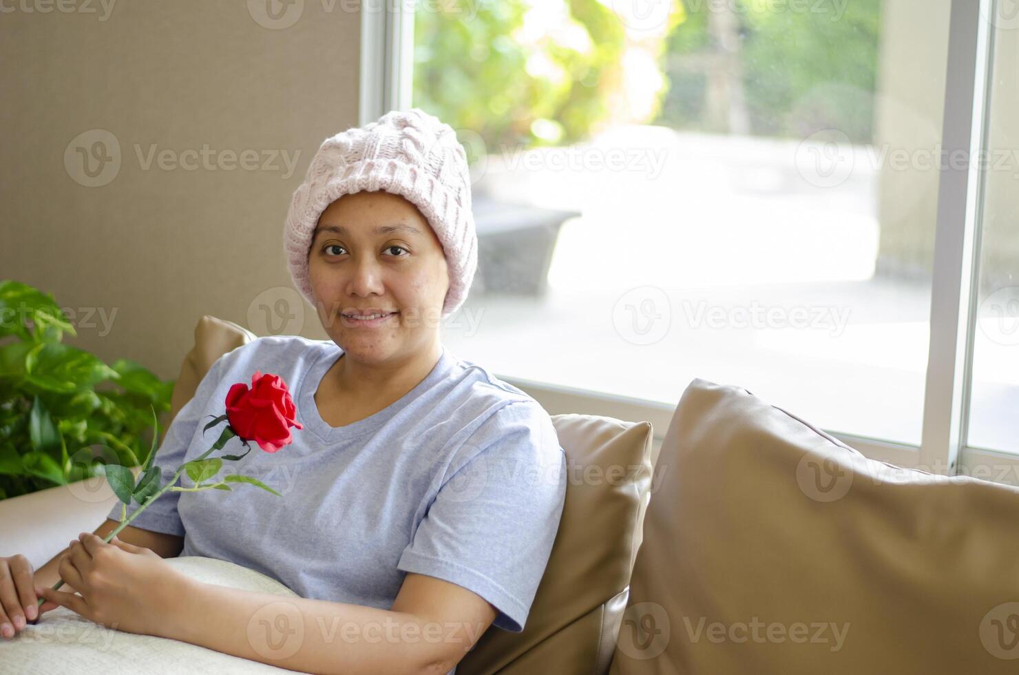 asiatico donna con cancro, lei sorrisi felicemente, riceve bene supporto foto