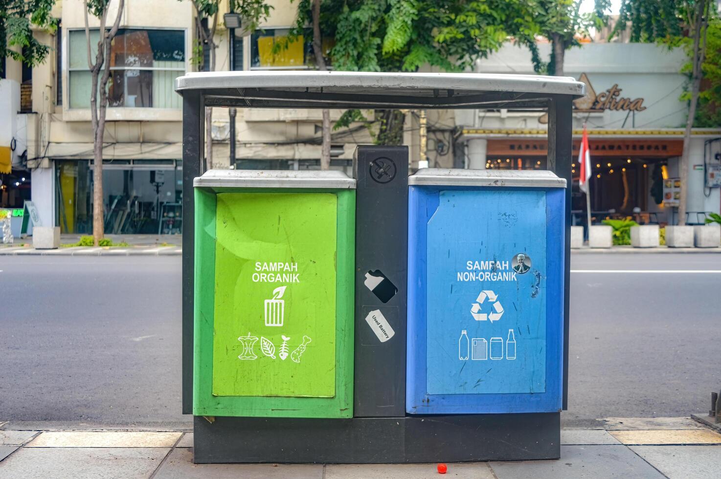 biologico e inorganico rifiuto bidoni su il marciapiede di tunjungan strada, Indonesia, 2 marzo 2024. foto