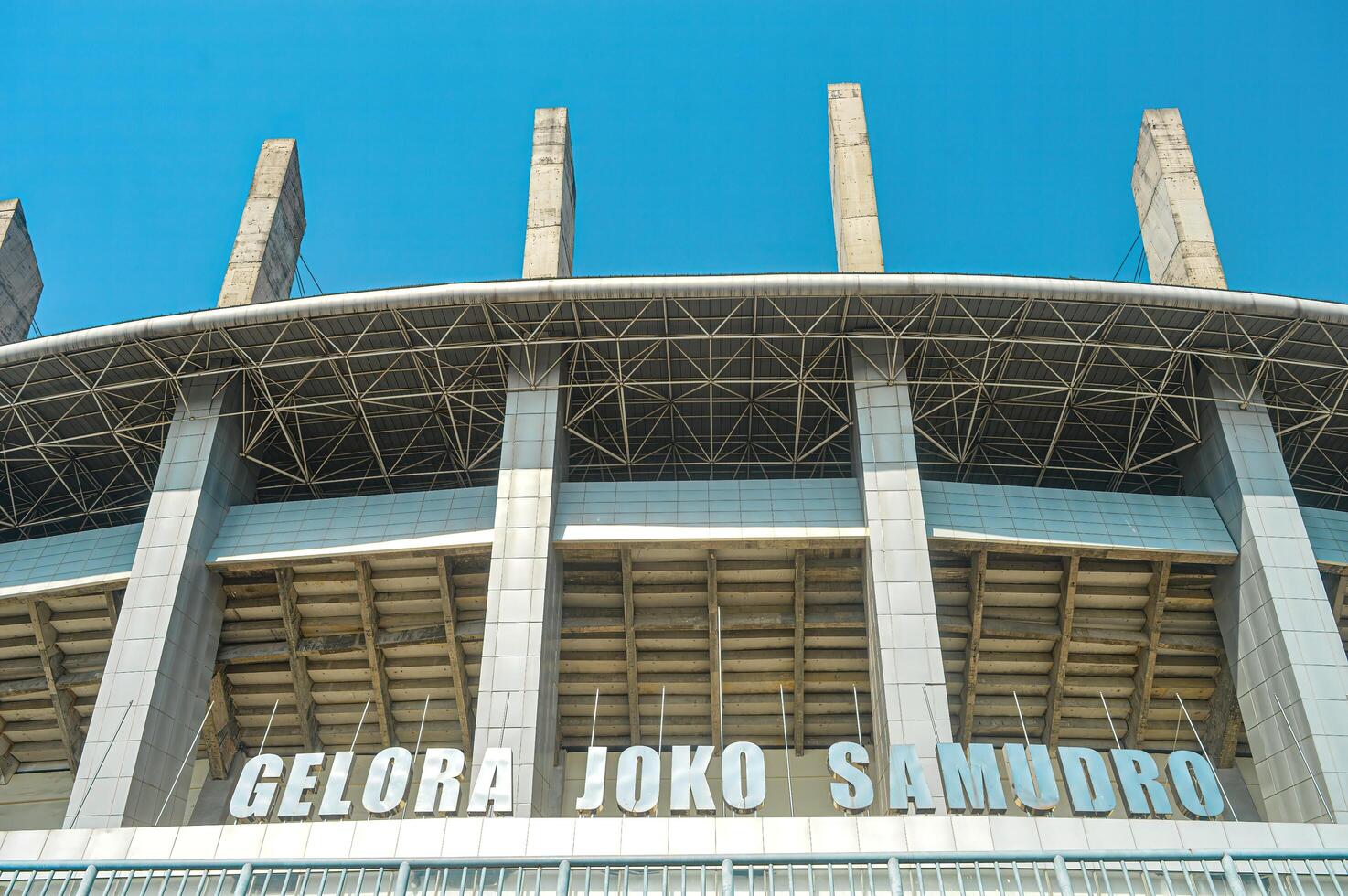 il davanti Visualizza di il gelora joko samudro stadio con un' luminosa blu cielo durante caldo tempo atmosferico, Indonesia, 17 luglio 2023. foto