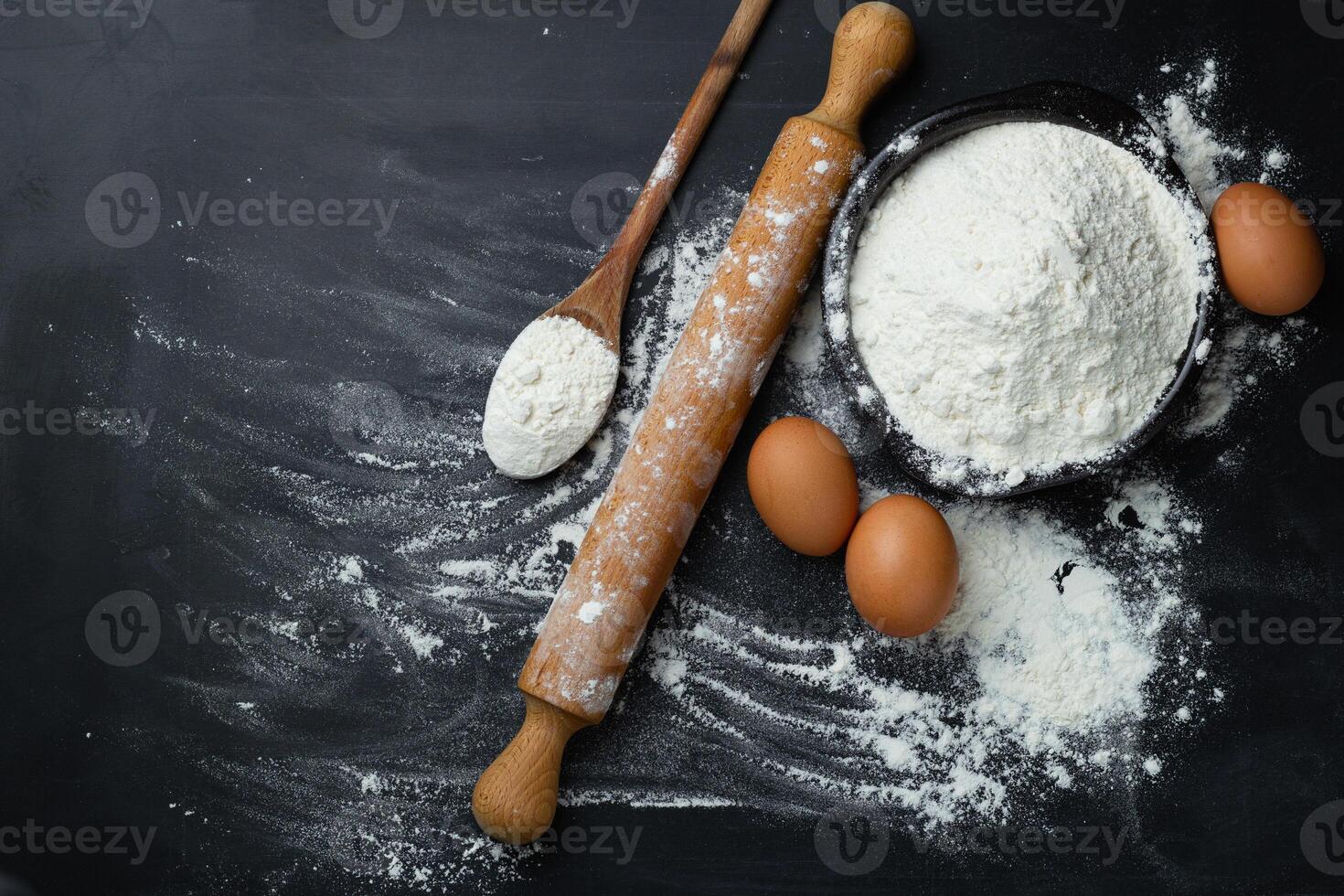 cottura al forno sfondo. Farina e rotolamento perno su buio tavolo con copia spazio, superiore Visualizza. mondo pane giorno foto