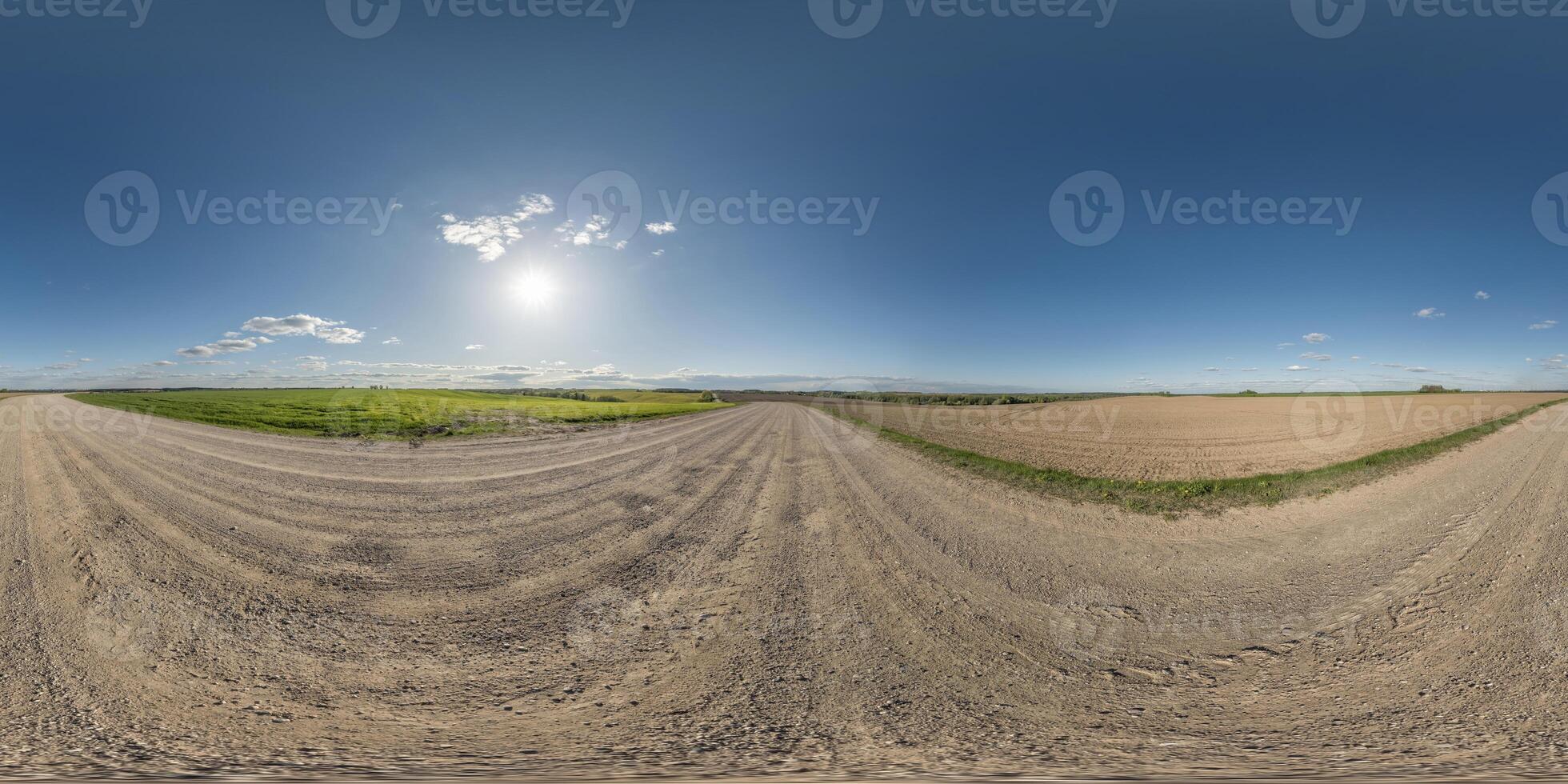 360 hdri panorama su ghiaia strada con votazione a partire dal auto o trattore pneumatici con nuvole su blu cielo nel equirettangolare sferico senza soluzione di continuità proiezione, skydome sostituzione nel fuco panorami foto