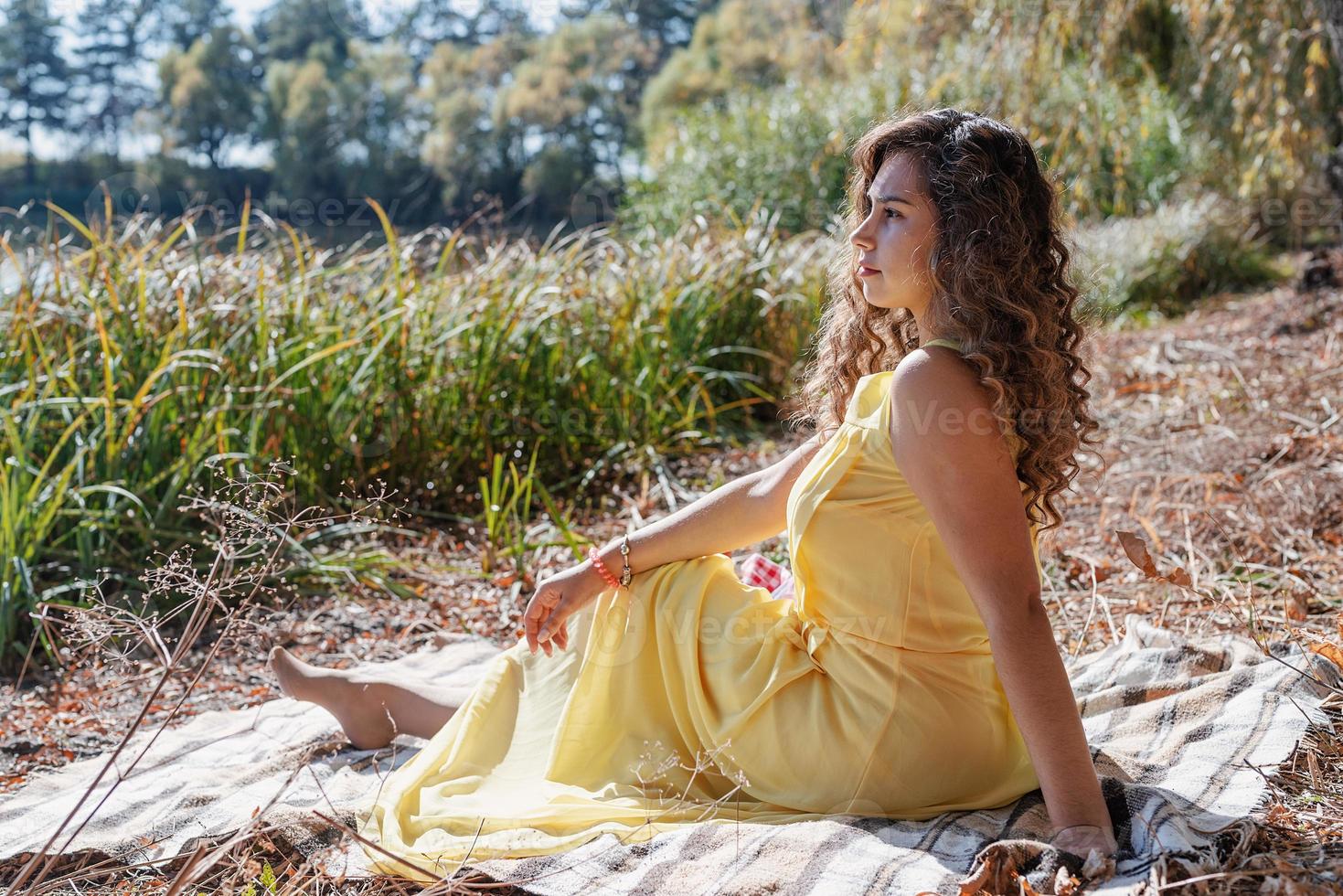 bella donna in abito giallo su un picnic foto