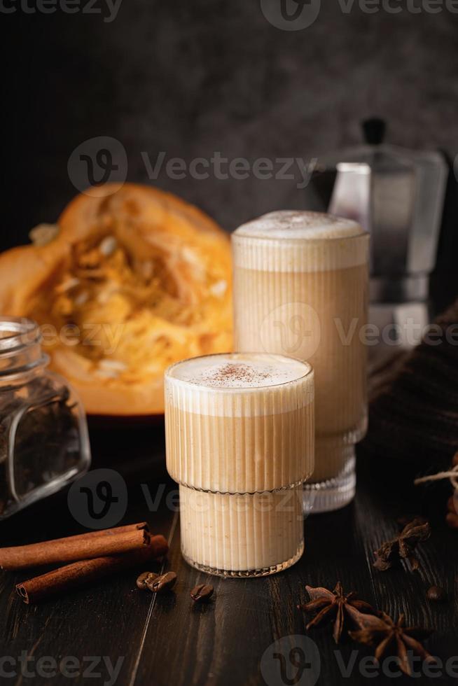 latte speziato di zucca autunnale con latte e panna foto