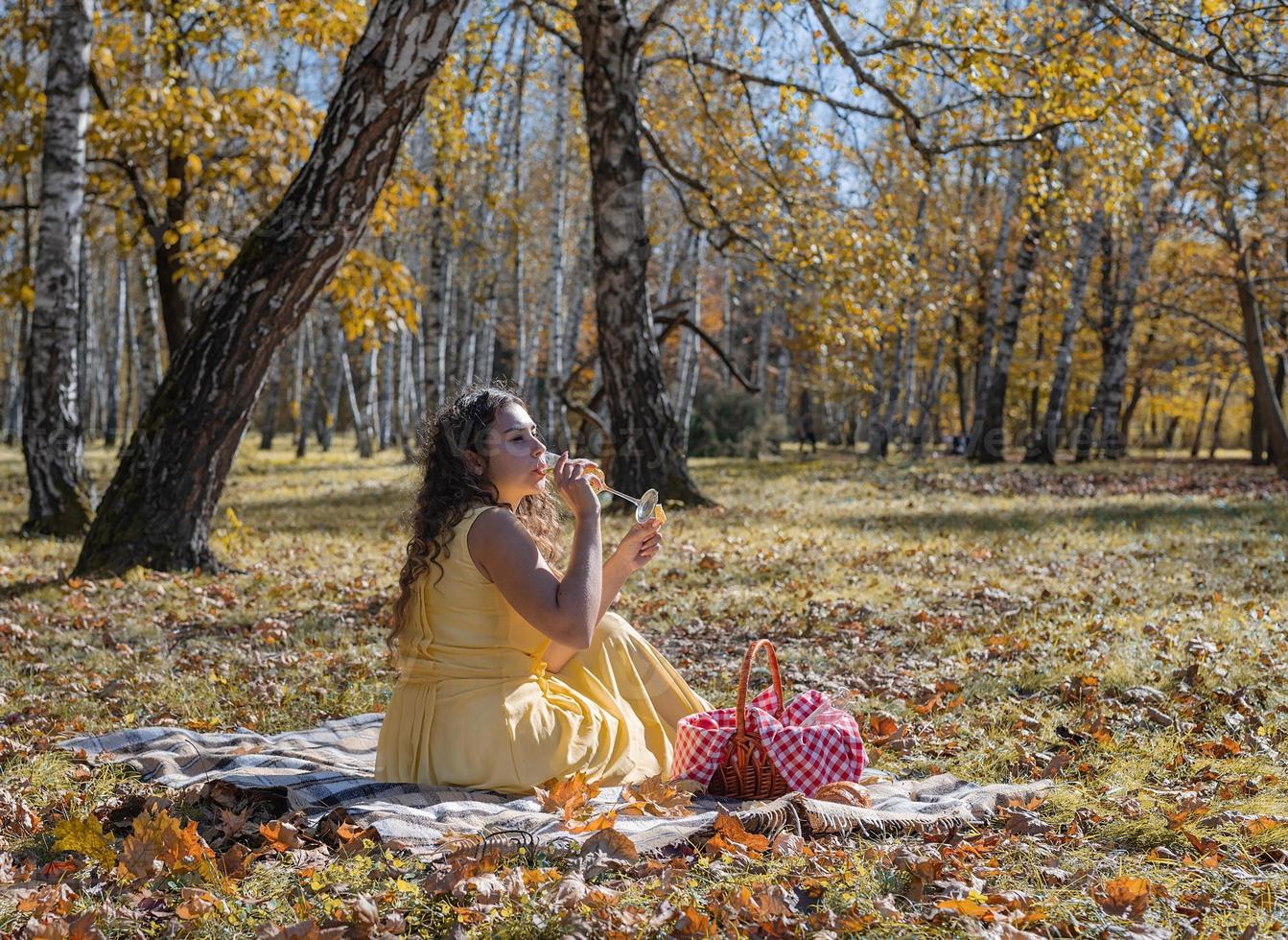 bella donna in abito giallo su un picnic foto