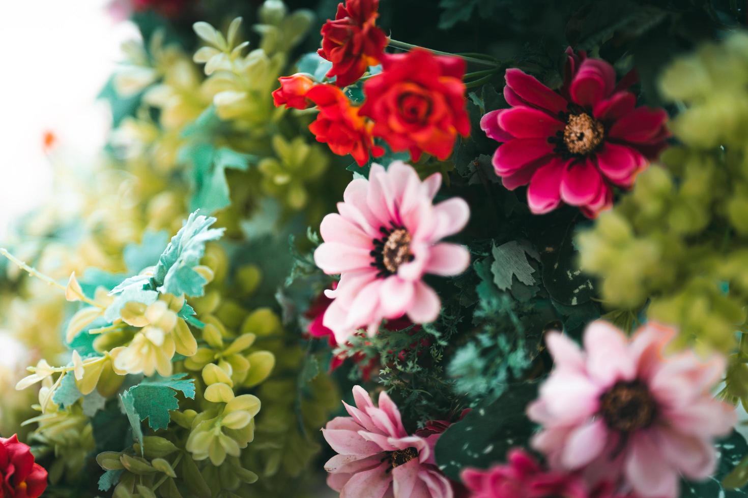 avvicinamento. bouquet colorato di diversi fiori freschi. sfondo fiore rustico. stile retrò. bouquet di fiori multicolori sfondo. foto d'epoca.