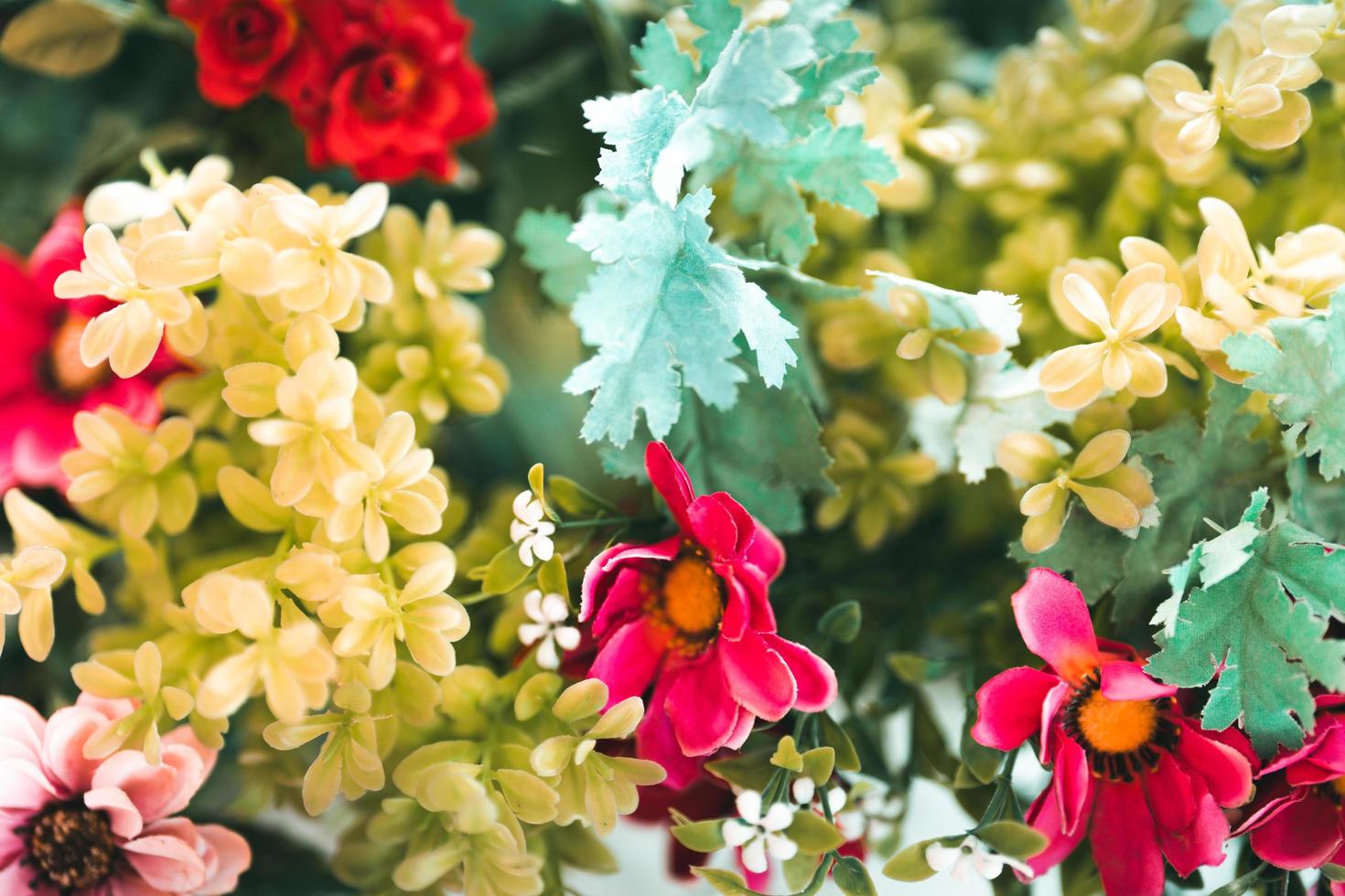 sfondo di fiori colorati, fiori finti per la decorazione per decorare il resort. foto