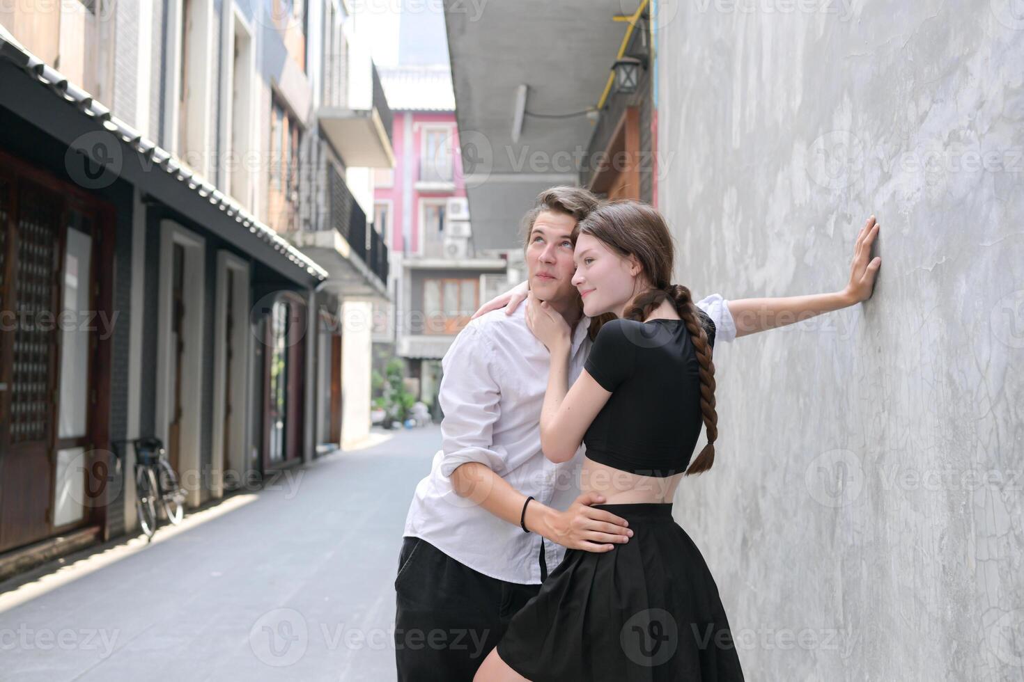 un' coppia è godendo un' estate vacanza nel il Comunità strade, felicemente mostrando loro amore per ogni Altro. foto