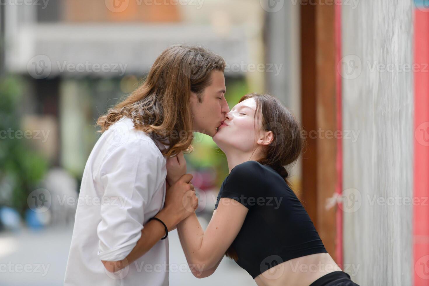 un' coppia è godendo un' estate vacanza nel il Comunità strade, felicemente mostrando loro amore per ogni Altro. foto