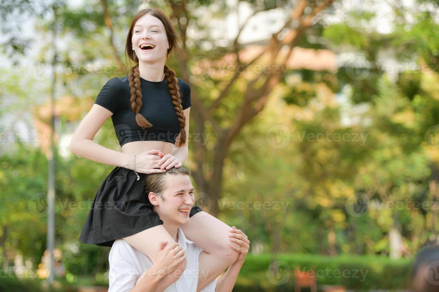 un' coppia è godendo un' estate vacanza nel il parco, felicemente mostrando loro amore per ogni Altro. foto