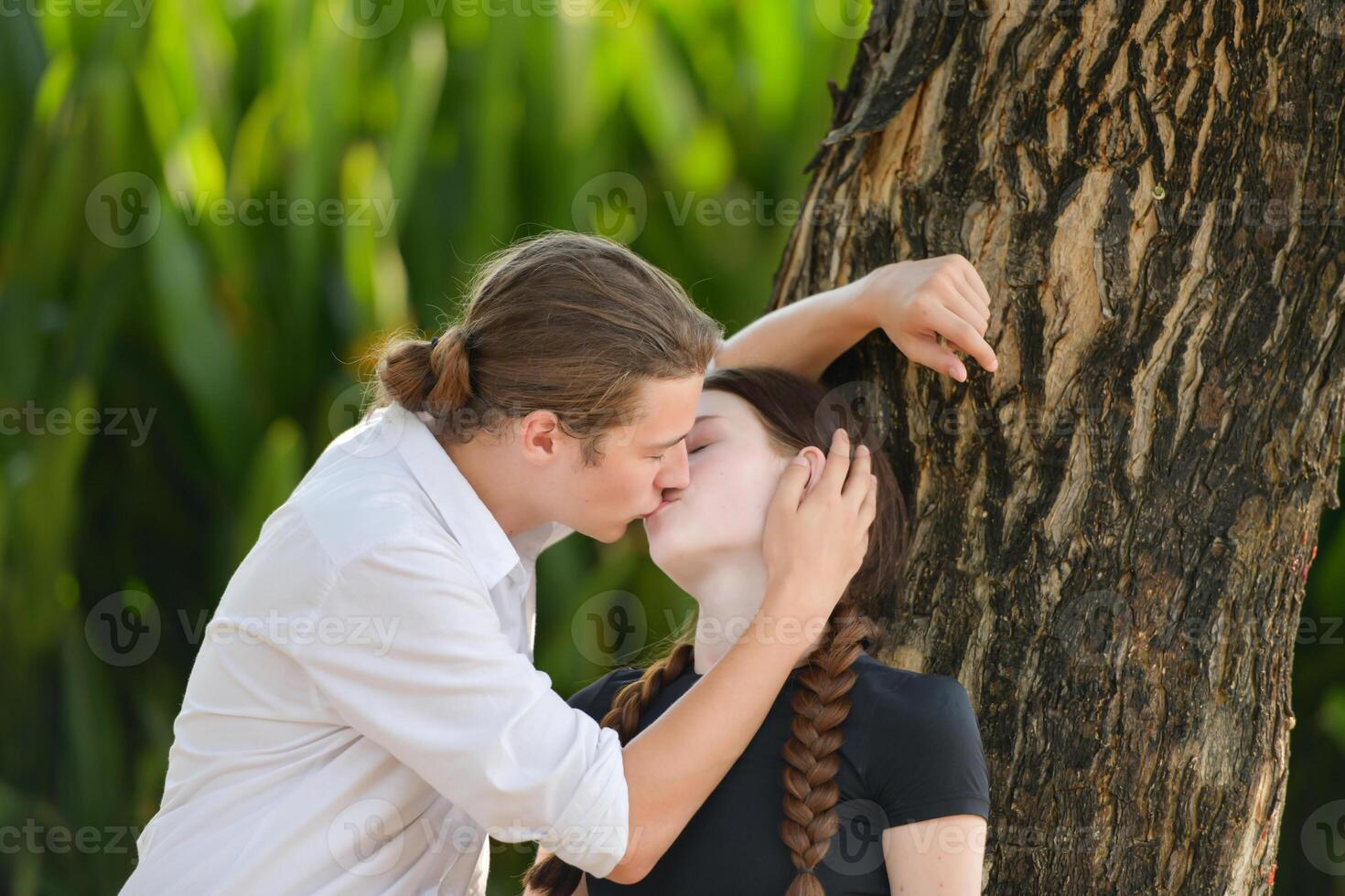 un' coppia è godendo un' estate vacanza nel il parco, felicemente mostrando loro amore per ogni Altro. foto