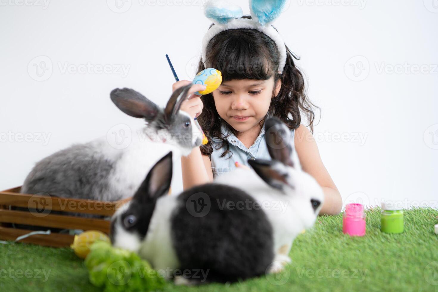 Pasqua coniglietto divertimento con poco bambini il bellezza di amicizia fra gli esseri umani e animali foto