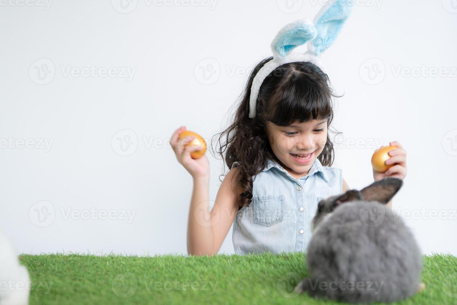 Pasqua coniglietto divertimento con poco bambini il bellezza di amicizia fra gli esseri umani e animali foto