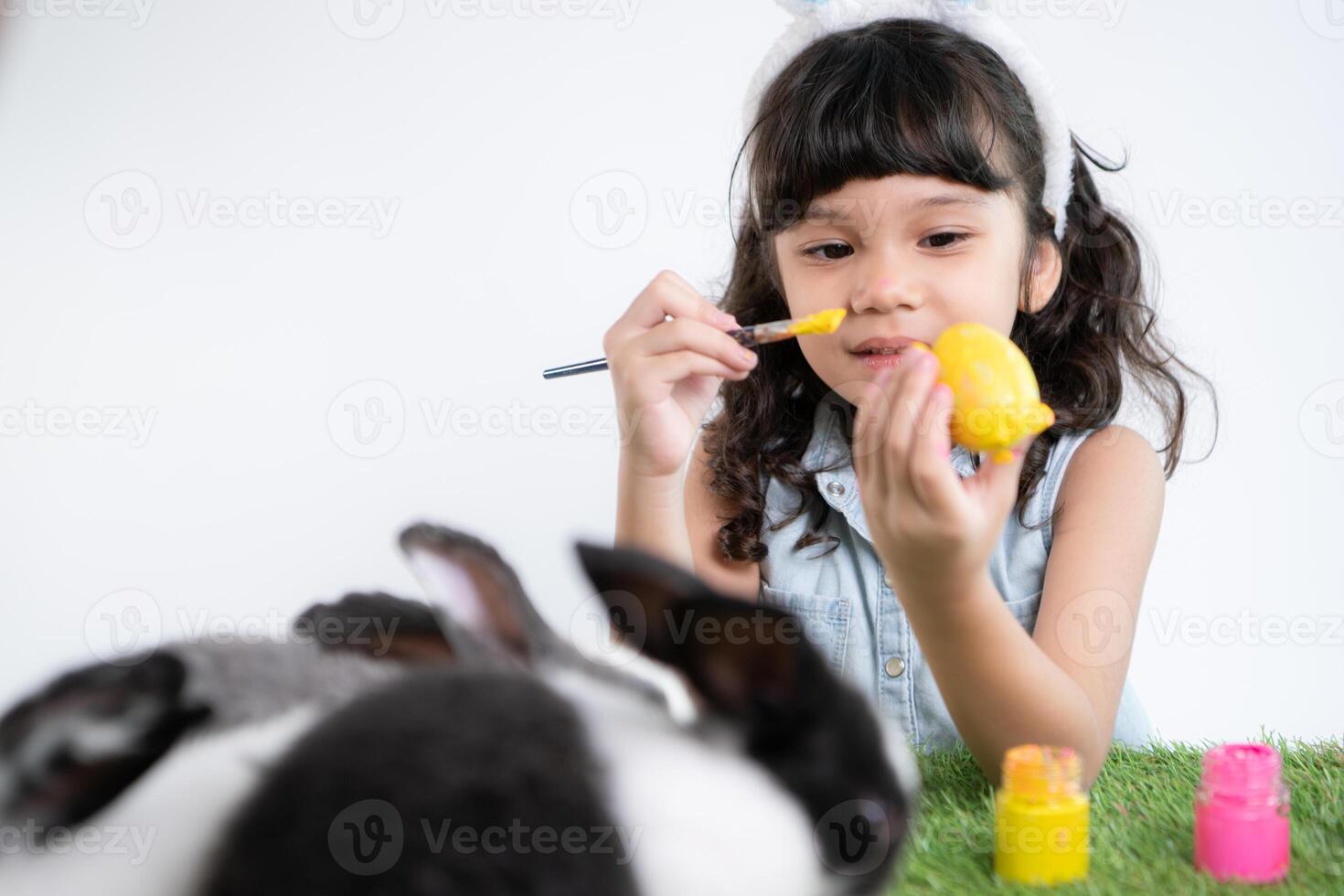 Pasqua coniglietto divertimento con poco bambini il bellezza di amicizia fra gli esseri umani e animali foto