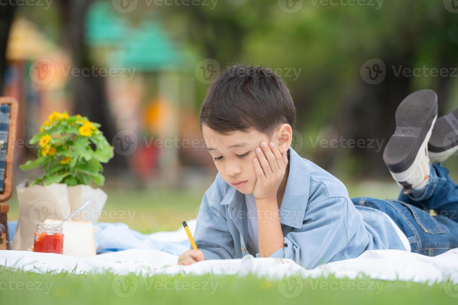 contento famiglia godendo un' picnic nel il parco, con bambini avendo divertimento seduta, circondato di natura foto